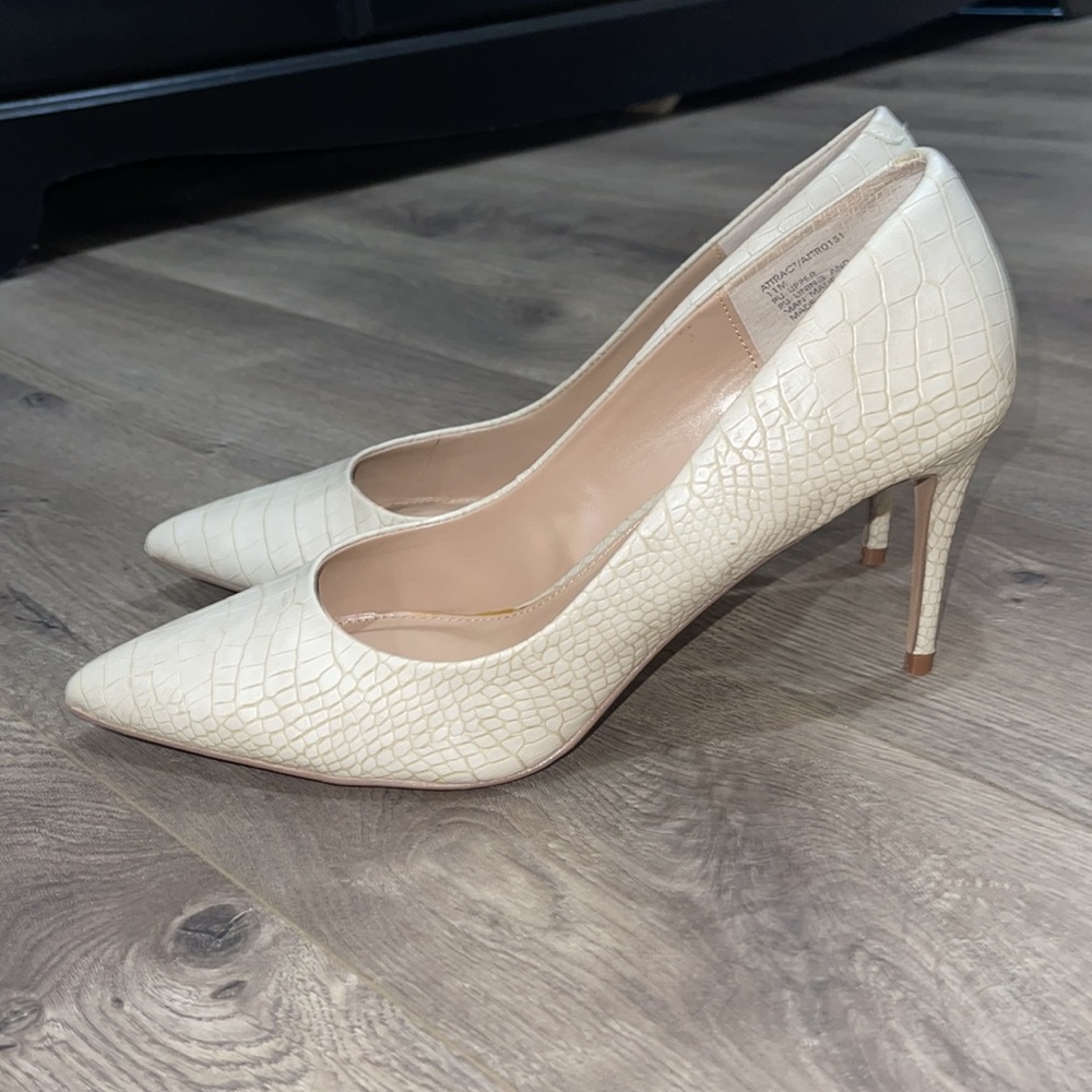 LIGHTY WORN Steve Madden snake style heels